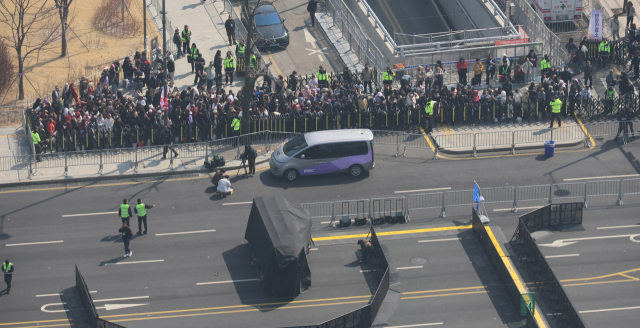 BTS 컴백 공연 당일인 21일 서울 광화문광장에서 BTS 팬들이 공연 시작을 기다리고 있다. 연합뉴스