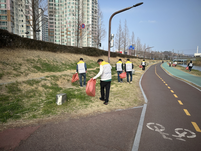 한국동서발전 울산발전본부 임직원들이 여천천 환경정화 활동을 하고 있다. 동서발전 제공
