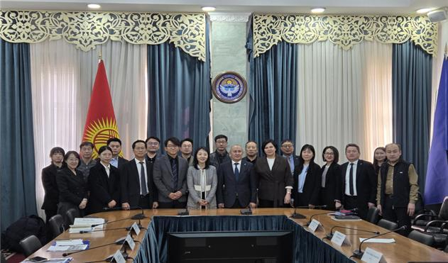 키르기스스탄 대기질 개선 ODA 사업 착수 회의에서 기념사진을 촬영하고 있다. (앞줄 왼쪽에서 세 번째부터) KTL 송상훈 인증사업본부장(국제협력사업센터장 겸임), PM 국제협력사업센터 이형돈 박사, (앞줄 오른쪽에서 다섯 번째부터) 키르기스스탄 천연자원부 Meder Mashiev Asanovich 장관, KOICA키르기스스탄 사무소 임소연 소장. KTL 제공