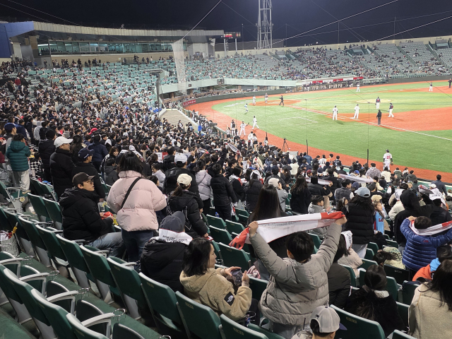 창단 첫 경기에 7300여 명의 팬이 운집했다. 오상민 기자