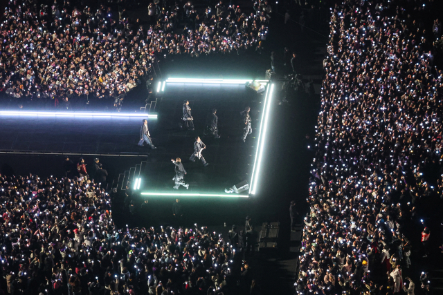 그룹 방탄소년단(BTS)이 21일 서울 광화문 광장에서 정규 5집 '아리랑'(ARIRANG) 발매를 기념해 무료 공연 'BTS 컴백 라이브: 아리랑'(BTS THE COMEBACK LIVE｜ARIRANG)을 열고 있다. 연합뉴스