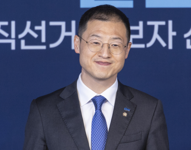 2026년 지방선거 더불어민주당 울산시장 예비후보에 출마한 김상욱 의원이 지난 17일 서울 여의도 더불어민주당 중앙당사 당원존에서 열린 울산시장 예비후보 토론회에서 당원들에게 인사하고 있다. 연합뉴스