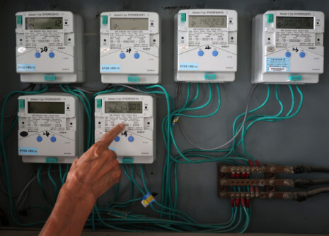 올해 4월부터 적용되는 2분기(4∼6월) 전기요금이 현재 수준에서 동결된다. 서울 시내 한 빌라에서 관계자가 전기계량기를 살펴보고 있다. 연합뉴스