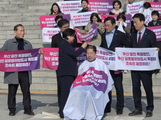 박형준 부산시장이 23일 오전 국회에서 삭발을 하고 있다. 탁경륜 기자