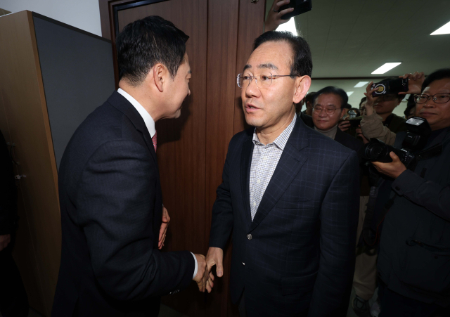 22일 오전 국민의힘 대구시당에서 열린 장동혁 대표와 지역 국회의원의 비공개 연석회의에서 주호영 의원이 장 대표와 악수를 하고 있다. 연합뉴스