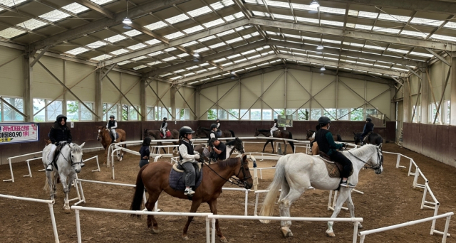 경남 김해시 칠산서부동의 김해승마클럽에서 승마 수업을 받는 용산초 학생들. 김해시 제공