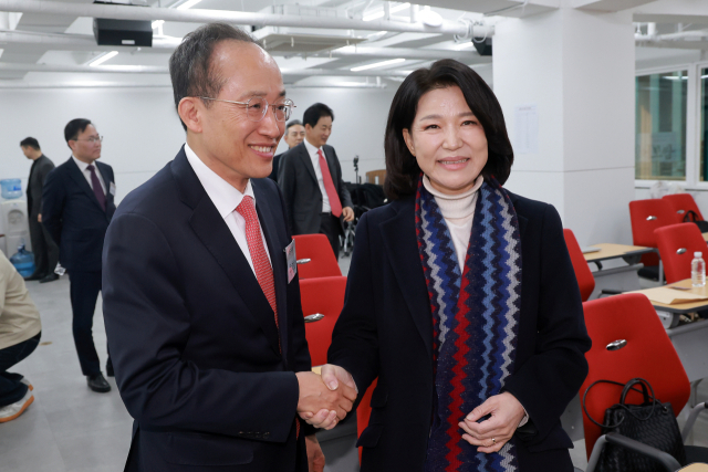 6·3 지방선거 대구시장에 도전하는 국민의힘 추경호 의원과 이진숙 전 방송통신위원장이 10일 서울 영등포구 여의도 국민의힘 중앙당사에서 열린 광역단체장 후보 면접에 참석하며 악수하고 있다. 연합뉴스