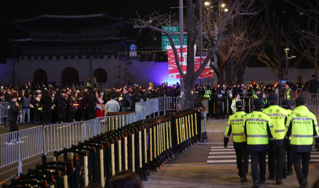 지난 21일 서울 광화문 광장에서 그룹 방탄소년단 공연이 끝난 뒤 관람을 마친 팬들이 이동하고 있다. 연합뉴스