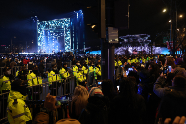 그룹 방탄소년단(BTS)이 21일 서울 광화문 광장에서 컴백 공연을 열자 경찰의 통제 하에 팬들이 공연을 즐기고 있다. 연합뉴스