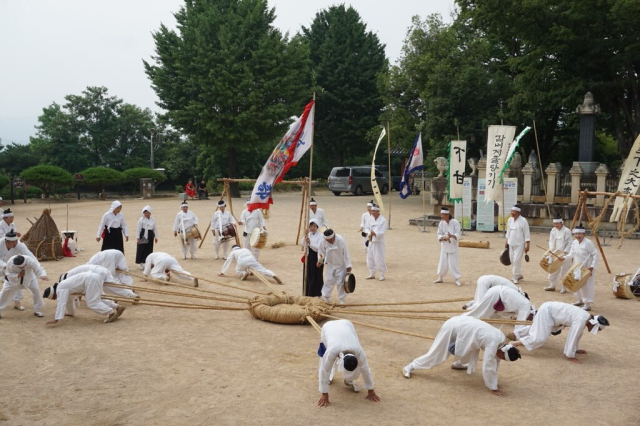 지난해 경남 밀양시 내일동 영남루에서 개최된 ‘무형유산 토요 상설공연’에서 감내게줄당기기 공연. 밀양시 제공