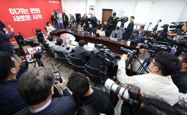 이진숙 전 방송통신위원장이 23일 오전 국민의힘 대구시당 회의실에서 국민의힘 공천관리위원회가 결정한 자신의 대구시장 후보자 컷오프(공천배제)에 대한 입장을 밝히고 있다. 연합뉴스