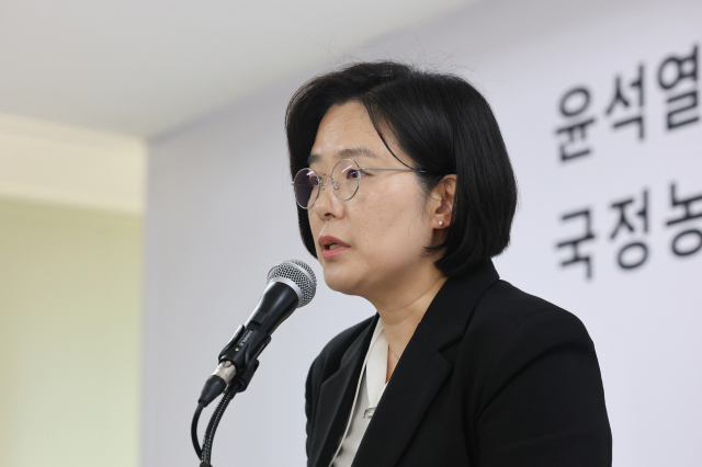 권창영 2차 종합특별검사팀 김지미 특검보가 23일 경기도 과천 특검사무실에서 수사 관련 사항을 브리핑하고 있다. 특검팀은 이날 검찰의 '도이치모터스 수사 무마 의혹'과 관련해 대검찰청과 서울중앙지검에 대한 강제수사에 착수했다. 연합뉴스