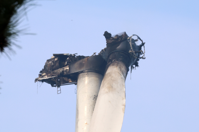 24일 오전 경북 영덕군 영덕읍 풍력발전기가 까맣게 탄 채 서 있다. 전날 이 발전기에서 불이 나 수리하던 작업자 3명이 숨졌다. 연합뉴스