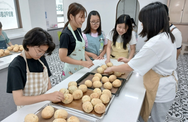 통영시가 방과 후 발생하는 지역 초중고교생 돌봄 공백을 해소할 ‘창의마을학교’ 21곳을 운영한다. 사진은 지난해 프로그램 운영 모습. 통영시 제공