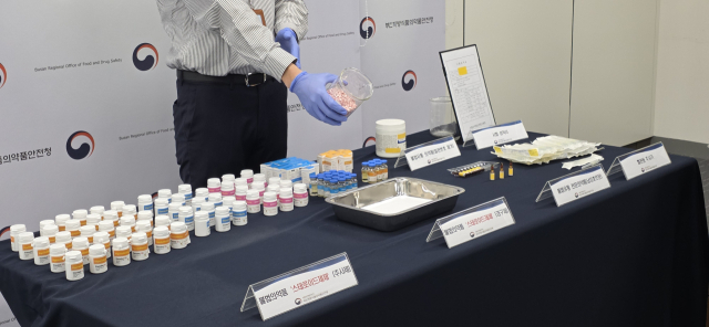 부산지방식품의약품안전청은 24일 오전 부산 연제구 나라키움 부산통합청사에서 ‘약사법 위반 사건 수사 결과 언론 브리핑’을 갖고, 에토미데이트 등 전문의약품을 불법 유통·판매한 일당을 적발했다고 밝혔다. 오금아 기자