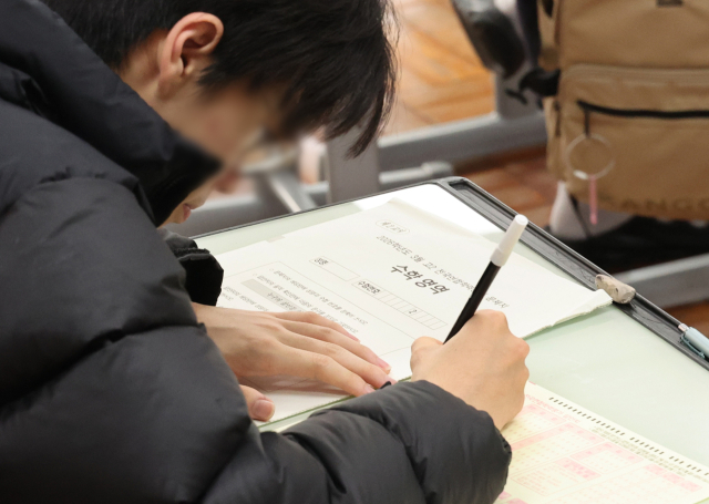 24일 오전 부산 북구 금곡고등학교에서 고2 학생들이 시험 문제를 풀고 있다. 정종회 기자 jjh@