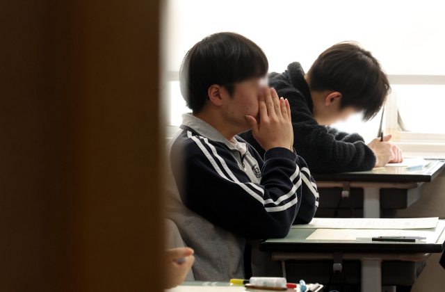 24일 오전 부산 북구 금곡고등학교에서 학생들이 진지한 모습으로 시험 시작종을 기다리고 있다. 정종회 기자 jjh@