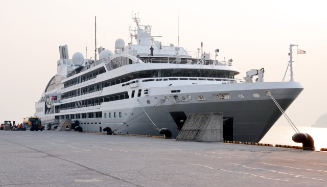 국내 최초로 부산을 모항으로 한 항공·철도 연계형 크루즈(Fly·Rail＆Cruise) 운영 첫 사례인 프랑스 럭셔리 크루즈 선사 포낭(Ponant)의 르 쏘레알(Le Soleal)호. 부산일보DB