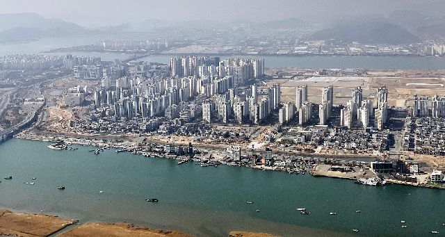 부산 강서구 명지국제신도시에 어린이·영어 특화 공공 도서관 건립이 추진된다. 사진은 지난해 3월 상공에서 바라본 명지국제신도시 전경. 부산일보DB