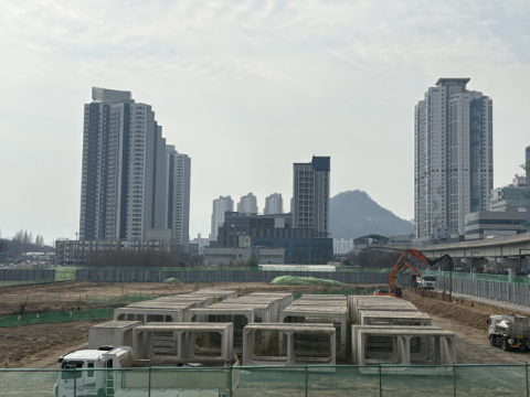 ‘노른자 땅’에 4억 원대 청년주택··· 김해시 ‘입지’ vs 의회 ‘가성비’ 충돌 [어떻게 생각하십니까]