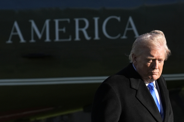 23일(현지 시간) 도널드 트럼프 대통령이 워싱턴 D.C.로 복귀하여 백악관 남쪽 잔디밭을 걷고 있다. UPI연합뉴스