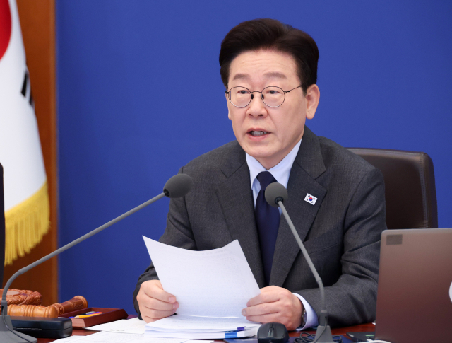 이재명 대통령이 24일 국무회의에서 “정유업계도 위기극복에 동참해달라”고 했다. 연합뉴스