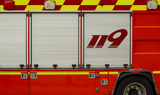 25일 오전 0시 16분 경남 김해시의 한 자동차부품 공장에서 불이 났다. 클립아트코리아 제공