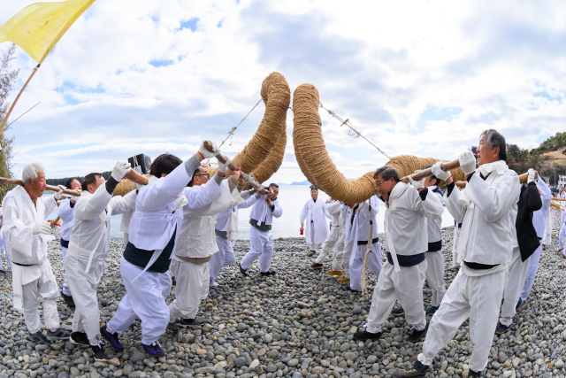 지난 3일 남해군 남면 선구마을 해안가에서 펼쳐진 2026 남해 선구줄끗기 모습. 남해군 제공