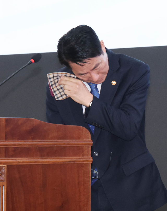 황종우 해양수산부 장관이 25일 오전 부산 동구 해양수산부 별관 대회의실에서 열린 취임식에서 취임사를 하는 도중 눈물을 훔치고 있다. 정종회 기자 jjh@