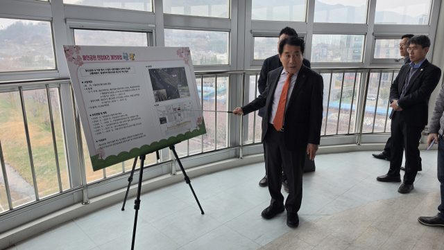 나동연 양산시장이 25일 양산타워에서 디지털 콘텐츠 강화 방안을 설명하고 있다. 김태권 기자