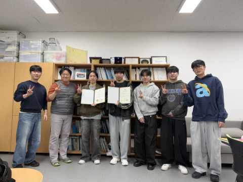 왼쪽부터 김교운 학부생, 서동욱 교수, 장현수 학부생, 조민우 학부생, 박준하 학부생, 이호건 학부생, 유현빈 학부생.