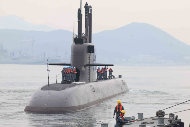 25일 경남 창원시 진해구 해군기지에서 열린 '도산안창호함(SS-Ⅲ) 한국·캐나다 연합협력훈련 출항 환송 행사'에서 승조원이 인사하고 있다. 연합뉴스