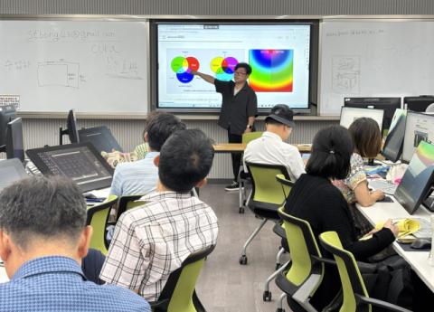 부산경상대학교 50+생애재설계대학 수강생들이 AI디지털디자인 과정 참여 모습. 부산경상대학교 제공