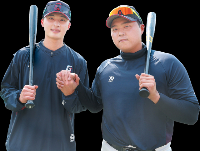 타율 3할, 30홈런을 목표로 올 시즌 롯데의 중심타선을 이끌 윤동희(왼쪽)와 한동희. 이재찬 기자 chan@
