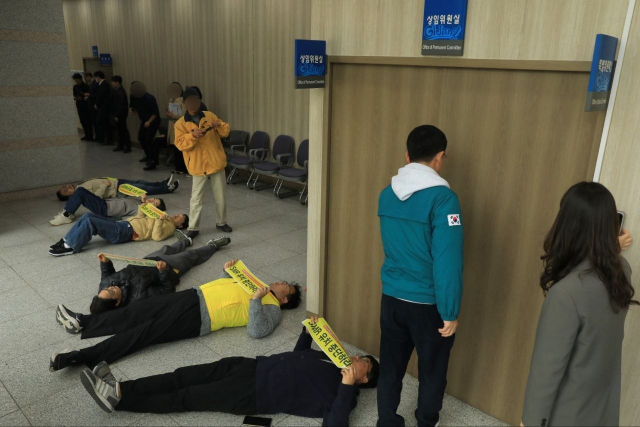 지난 24일 오전 탈핵부산시민연대 등 시민단체 활동가들이 부산 기장군의회 앞에서 SMR 유치 신청 동의안 부결을 촉구하는 항의 행동을 펼쳤다. 부산환경운동연합 제공