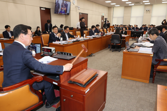 국회 행정안전위원회 신정훈 위원장이 26일 국회에서 열린 행안위 전체회의에서 안건을 상정하고 있다. 연합뉴스