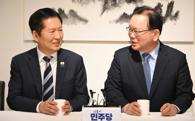 더불어민주당 정청래 대표와 김부겸 전 국무총리가 26일 서울 중구 달개비에서 회동하고 있다. 연합뉴스