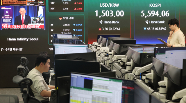 26일 오전 서울 중구 하나은행 딜링룸 현황판에 코스피 지수 등이 표시되고 있다. 연합뉴스