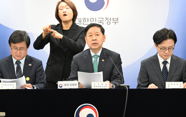 구윤철 부총리 겸 재정경제부 장관(가운데)가 26일 정부서울청사에서 비상경제점검회의 관련 정부 합동 브리핑을 진행하고 있다. 재정경제부 제공