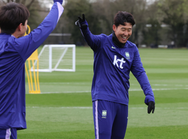 코트디부아르전을 앞둔 한국 축구 국가 대표팀 주장 손흥민이 팀 동료들과 24일(현지시간) 영국 런던 북서쪽 밀턴킨스에서 훈련하고 있다. 연합뉴스