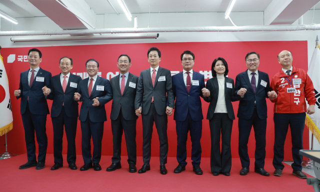 6·3 지방선거 대구시장에 도전하는 국민의힘 예비후보들이 지난달 10일 서울 영등포구 여의도 국민의힘 중앙당사에서 열린 광역단체장 후보 면접에 참석하며 기념 촬영하고 있다. 왼쪽부터 국민의힘 최은석·추경호·윤재옥 의원, 주호영 국회부의장, 유영하 의원, 이재만 전 대구 동구청장, 이진숙 전 방송통신위원장, 홍석준 전 의원, 김한구 전 달성군 새마을협의회 감사. 연합뉴스