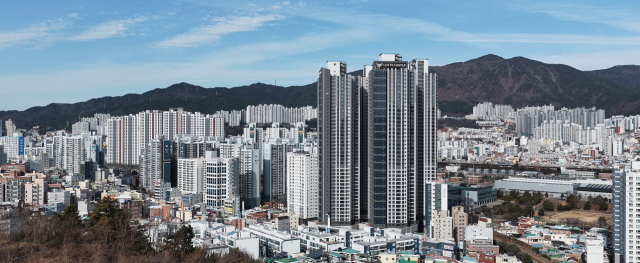 최근 대형 개발 호재가 이어지며 부산 도심권 부동산에 대한 관심이 높아지고 있다. 롯데건설이 부산 부산진구 가야동에 공급하는 롯데캐슬 스카이엘 모습. 롯데건설 제공