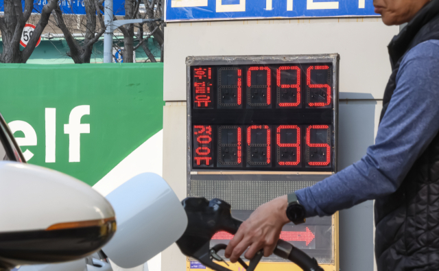 중동전쟁 여파로 국제 유가가 100달러 전후로 요동치고 있다. 26일 부산의 한 주유소에서 고객이 주유를 하고 있다. 김종진 기자 kjj1761@