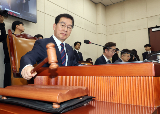 국회 행정안전위원회 신정훈 위원장이 26일 오전 국회에서 열린 행안위 전체 회의에서 5월 1일 노동절을 법정 공휴일로 지정하는 공휴일에 관한 법률 일부개정안과 ‘부산 글로벌법’ 등을 의결했다. 연합뉴스