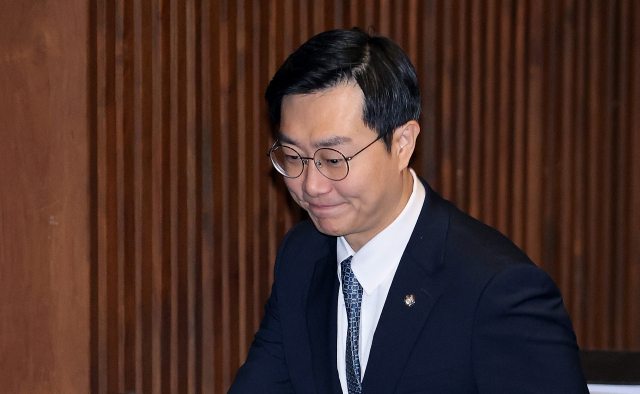 장경태 무소속 의원이 20일 국회에서 열린 3월 임시국회 2차 본회의에서 전날 상정된 검찰 개혁 법안인 공소청법(대안)에 대한 무제한 토론(필리버스터) 종결을 위한 투표를 마친 뒤 이동하고 있다. 연합뉴스