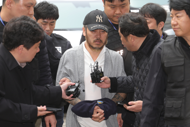 '마약왕' 박왕열이 27일 오전 경기도 의정부시 가능동 의정부지방법원에서 구속 전 피의자 심문을 위해 법정으로 이동하고 있다. 연합뉴스