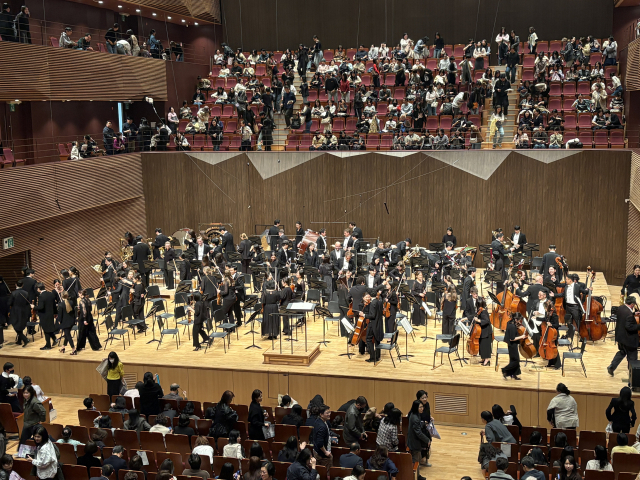 27일 통영국제음악당 콘서트홀에서 열린 통영국제음악제 개막 공연 직후 무대 모습. 김준현 기자 joon@