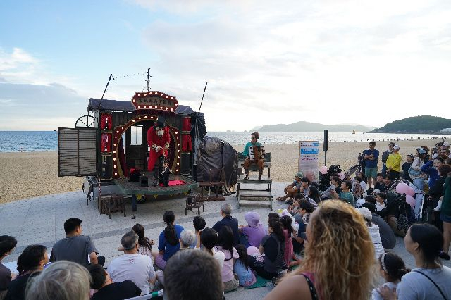 올해 10월 열리는 부산국제공연예술마켓이 새로운 변화를 통해 국제적인 도약을 준비하고 있다. 사진은 지난해 열린 비팜 거리 공연. 비팜 제공