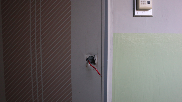 28일 경남 창원시 성산구 상남동 한 아파트 모습. 전날 20대 여성을 흉기로 찌른 것으로 추정되는 30대 남성이 사는 집으로, 경찰이 현관문을 강제 개방한 흔적이 보인다. 최환석 기자