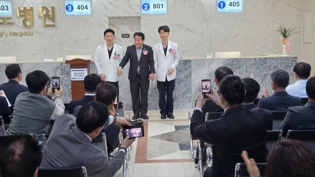 나동연 양산시장이 28일 양산성모병원 개원식에서 병원 원장 2명을 참석자들에게 소개하고 있다.김태권 기자